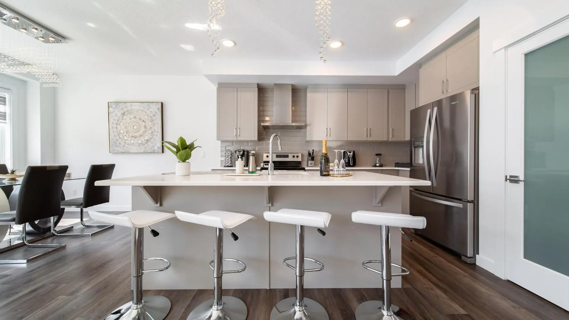New Luxury House In South Edmonton Near Airport Villa Holiday home